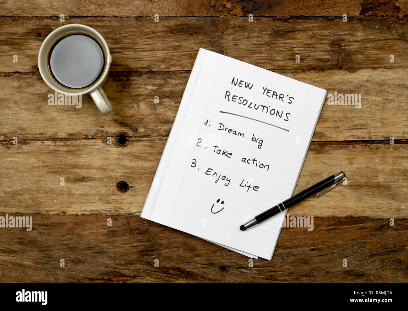 Vista superiore 2019 Anno Nuovo elenco risoluzioni con auguri per il nuovo  stile di vita scritto su notepad caffè e confezione regalo sul tavolo  Vintage nella lista dei desideri e obiettivi f