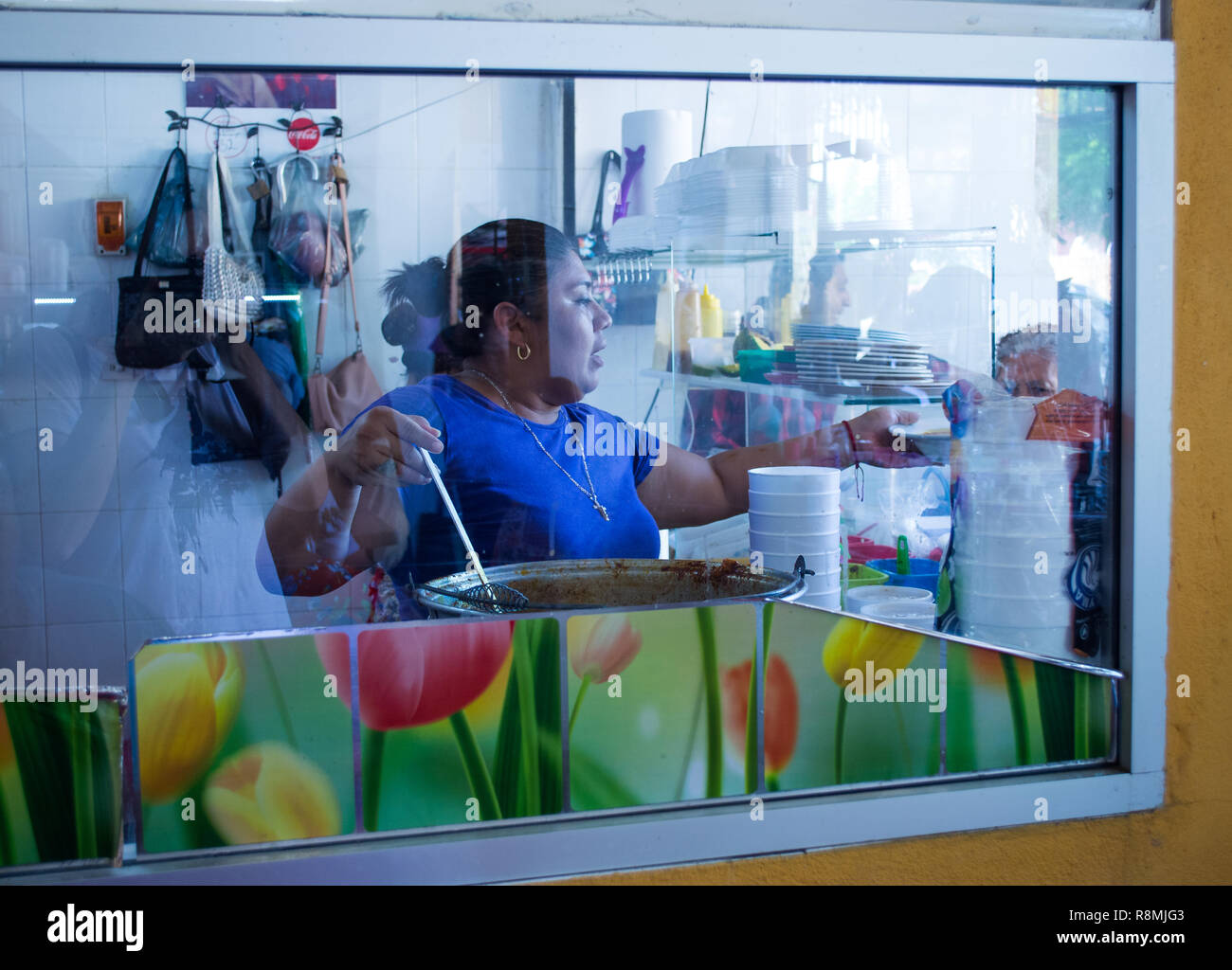 Mexican street food stallo a un piccolo mercato in Conkal, Yucatan, Messico. Foto Stock