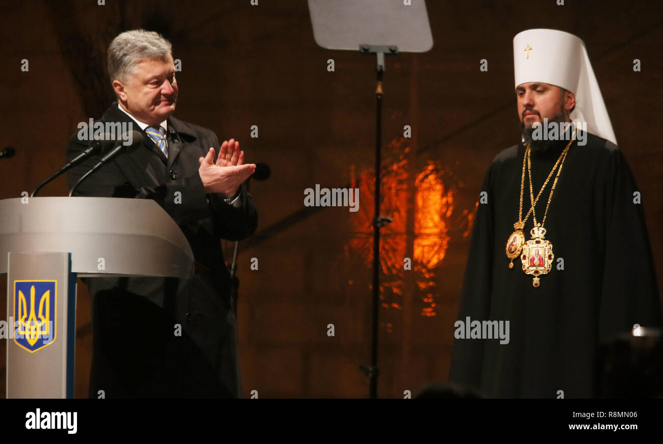 Kiev, Ucraina. 15 Dic, 2018. Per l'Ucraina Presidente Petro Poroshenko (L) si congratula con il neoeletto presidente del regno Chiesa Ortodossa Metropolitan Epifanio presso il Saint Sophia Cattedrale di Kiev, in Ucraina, Dic 15, 2018. Un consiglio di unificazione dei sacerdoti ucraino qui il sabato ha stabilito un regno Chiesa Ortodossa di Ucraina, che è indipendente dalla Chiesa ortodossa russa. Credito: Sergey/Xinhua/Alamy Live News Foto Stock