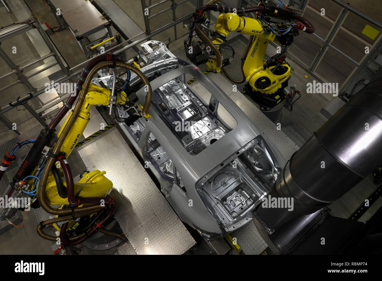 Leipzig, Germania. Xiii Dec, 2018. Due robot industriali stanno lavorando sul corpo di una Porsche Macan nel corpo shop allo stabilimento di Lipsia. Il costruttore ha annunciato che la prossima generazione della piccola all-terrain Macan sarà costruito a Lipsia. La prima pietra per una nuova carrozzeria è di essere prevista in primavera. Porsche è pianificazione investimenti nelle tre cifre di milioni di gamma in corrispondenza della sua posizione sassone con più di 4200 dipendenti. Credito: Jan Woitas/dpa-Zentralbild/dpa/Alamy Live News Foto Stock