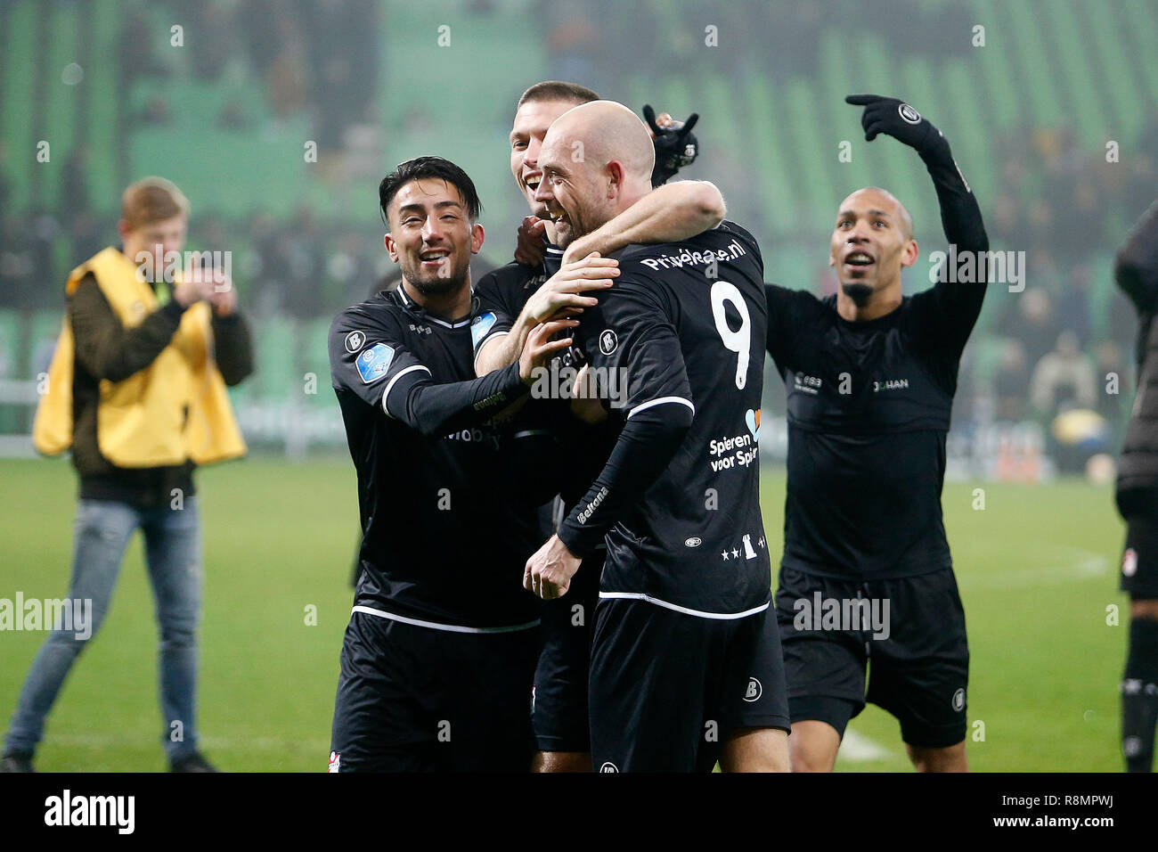 Groningen, Paesi Bassi. 16 dic 2018. Hitachi la mobilità dei capitali Stadium, stagione 2018 / 2019, olandese Eredivisie, FC Emmen player Caner Cavlan, FC Emmen player Nicklas Pedersen celebrando la vittoria di 1-2 durante la partita FC Groningen - FC Emmen. Credito: Pro scatti/Alamy Live News Credito: Pro scatti/Alamy Live News Credito: Pro scatti/Alamy Live News Credito: Pro scatti/Alamy Live News Foto Stock