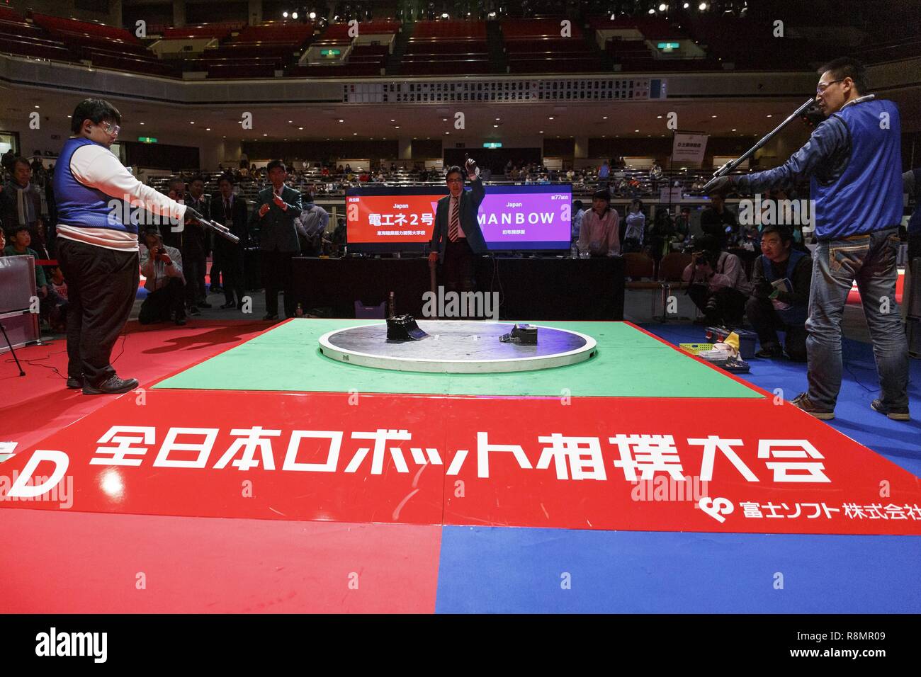 Tokyo, Giappone. Xvi Dec, 2018. Robot operatori competere durante il ''tutto il Giappone Robot Torneo di Sumo 2018'' al Ryogoku Kokugikan sumo hall. Il torneo annuale invita la parte superiore nella classifica vincitori dal Giappone e 19 paesi diversi per vedere che il robot sarebbe il più forte. Vi erano due divisioni, una per radio controlled "" sumo robot"" e l' altra per i lottatori di autonoma. Secondo le regole del robot lottatore perde quando il loro robot è forzato fuori dell'anello di sumo. Credito: Rodrigo Reyes Marin/ZUMA filo/Alamy Live News Foto Stock