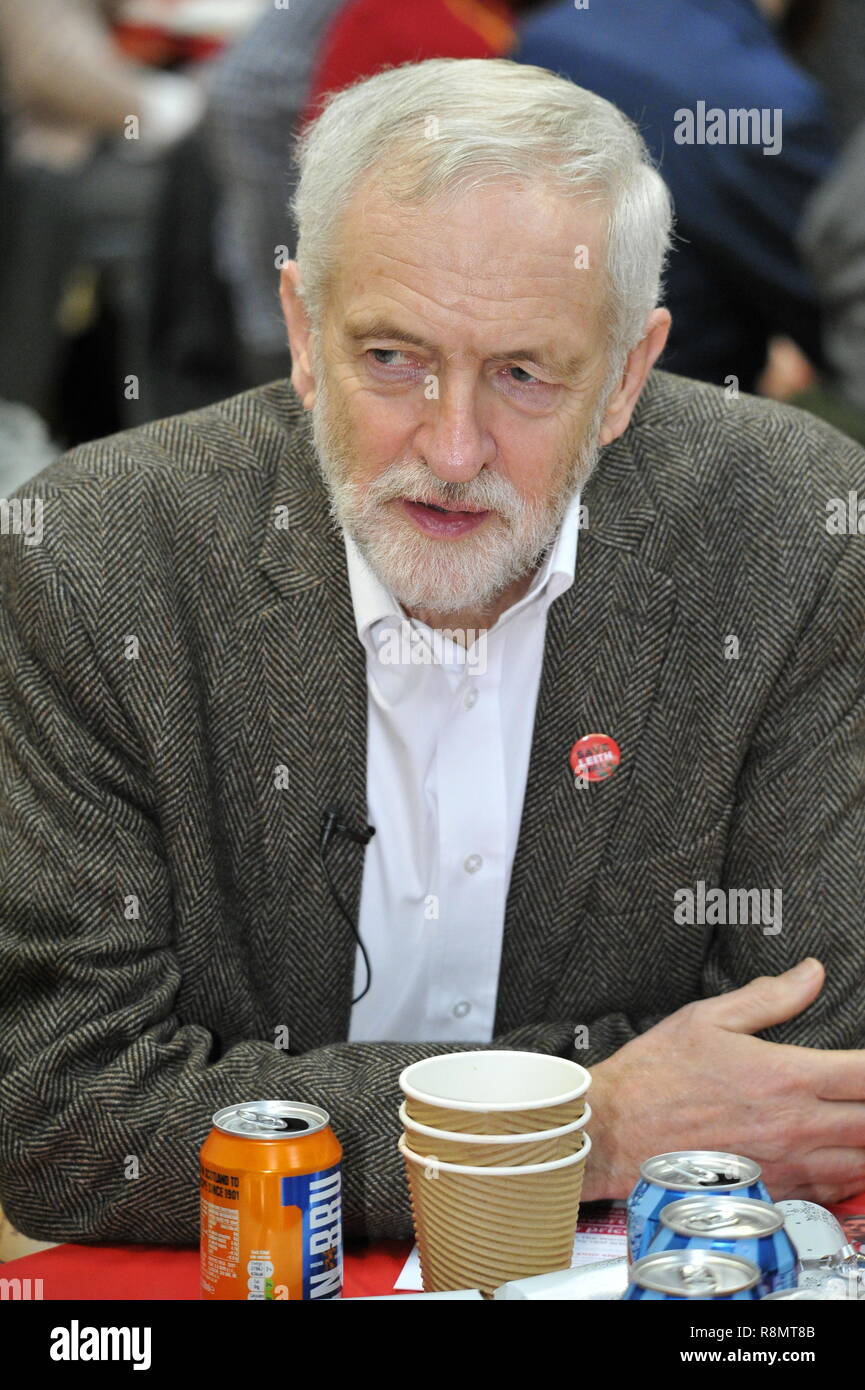 Edinburgh, Regno Unito. 16 dic 2018. Regno Unito leader laburista Jeremy Corbyn (nella foto) si unisce a Richard Leonard (scozzese leader laburista) e Lesley Laird (manodopera scozzese vice leader) per servire un pranzo di Natale per coloro che sono senza fissa dimora di Edimburgo, Regno Unito. 16 dicembre 2018 Credit: Colin Fisher/Alamy Live News Foto Stock