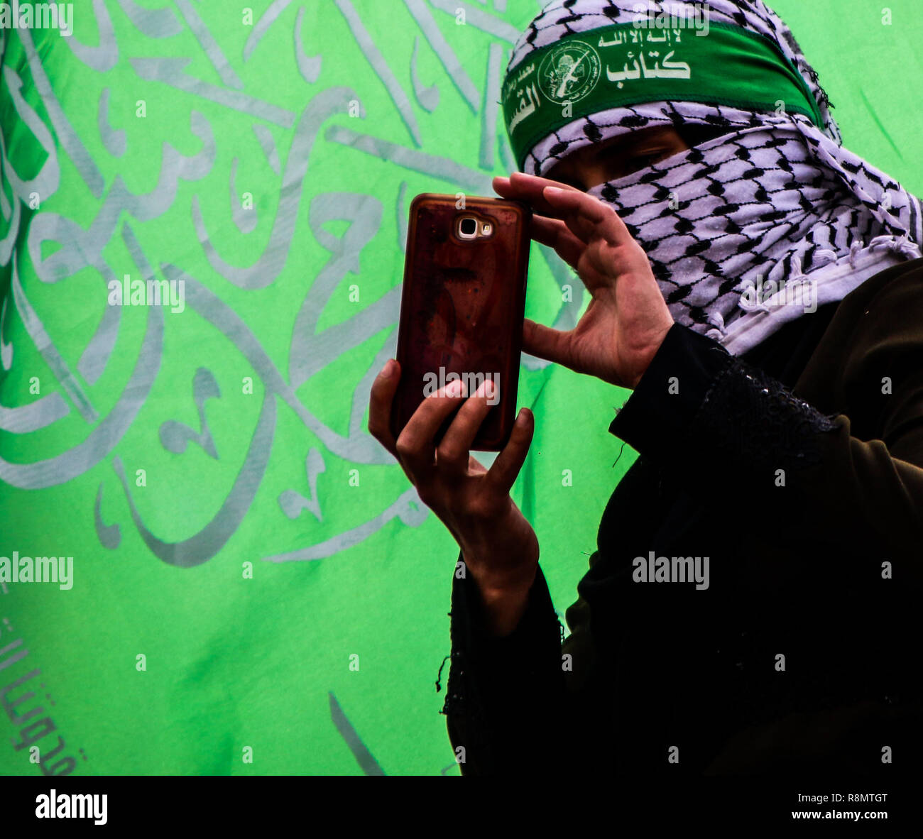 La striscia di Gaza, la Palestina. 16 dic 2018. Migliaia di palestinesi si riuniscono per un rally nel centro di Gaza City per festeggiare Hamas 31 anniversario il 16 dicembre 2018. Credito: ZUMA Press, Inc./Alamy Live News Credito: ZUMA Press, Inc./Alamy Live News Foto Stock