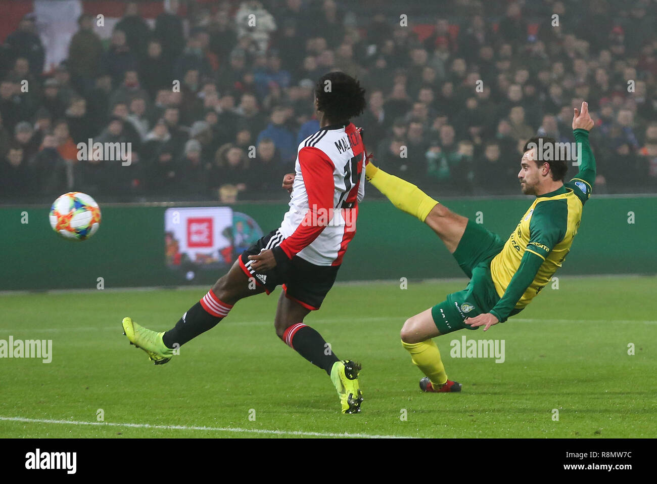 ROTTERDAM - Feyenoord - Fortuna Sittard , Calcetto , Stagione 2018/2019 , Eredivisie , Stadion Feijenoord De Kuip , 16-12-2018 , Fortuna player Lars Hutten (r) e Feyenoord player Tyrell Malacia (l) Credito: Pro scatti/Alamy Live News Credito: Pro scatti/Alamy Live News Credito: Pro scatti/Alamy Live News Credito: Pro scatti/Alamy Live News Foto Stock