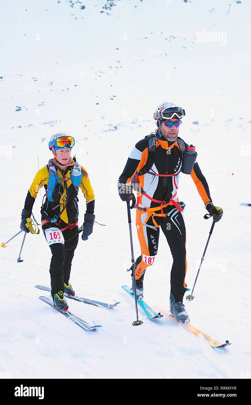 Colorado, Stati Uniti d'America. 15 dic 2018. Sci alpinisti Betsy Welch #165 e Nick Heil #181, lasciare una zona di transizione dopo aver applicato le loro pelli di arrampicata durante il difficile Stati Uniti Sci alpinismo dell Associazione gara individuale. Arapahoe Basin Ski Area, Dillon, Colorado. Credito: Cal Sport Media/Alamy Live News Credito: Cal Sport Media/Alamy Live News Foto Stock