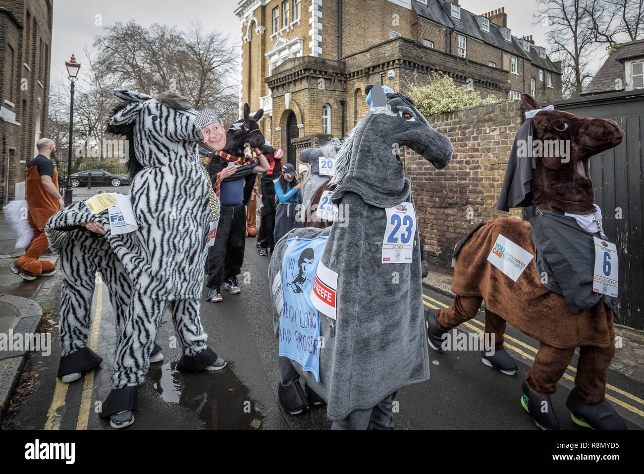 Londra, Regno Unito. 16 dic 2018. Annuale di Natale Londra Pantomime cavallo di razza in Greenwich. Credito: Guy Corbishley/Alamy Live News Foto Stock