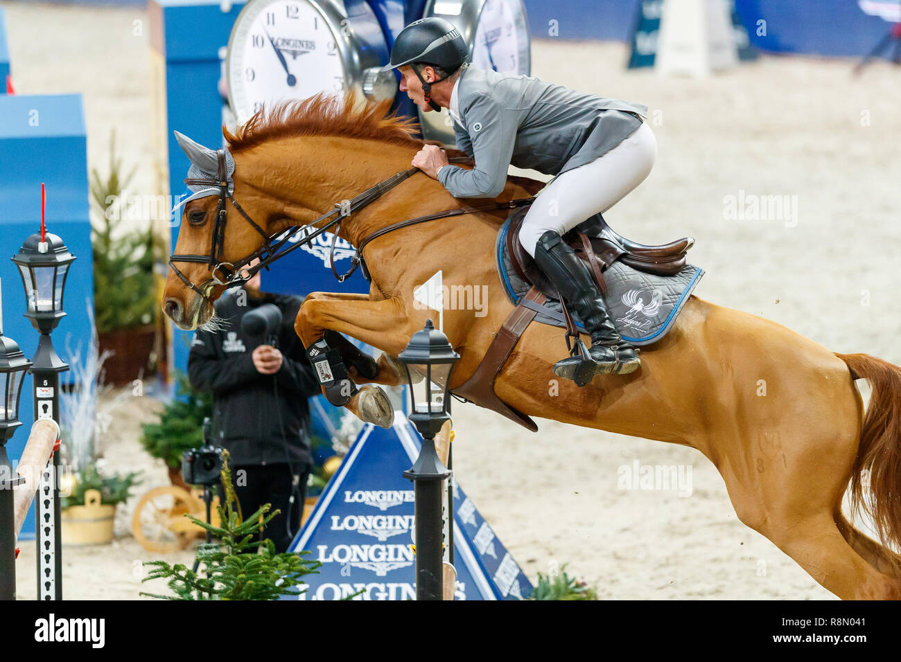 Praga, Repubblica Ceca. Il 15 dicembre, 2018. Global Champions playoff di Praga. Longines Global Champions Super Grand Prix. Ludger Beerbaum equitazione Casello. Arena O2, Praga, Repubblica Ceca. 12/16/18 © Tomas Holcbecher/Alamy Live News Foto Stock