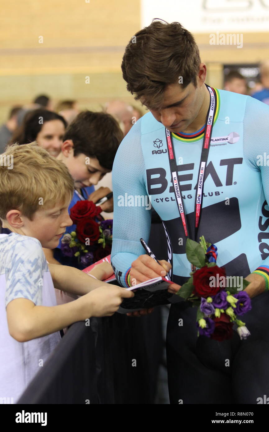 Londra, Regno Unito. 15 Dic, 2018. Theo Bos (BCC) firma autografi al TISSOT UCI di ciclismo su pista di Coppa del Mondo a Lee Valley VeloPark, LONDRA, REGNO UNITO. 15 Dic, 2018. Credito: Concedere Burton/Alamy Live News Foto Stock