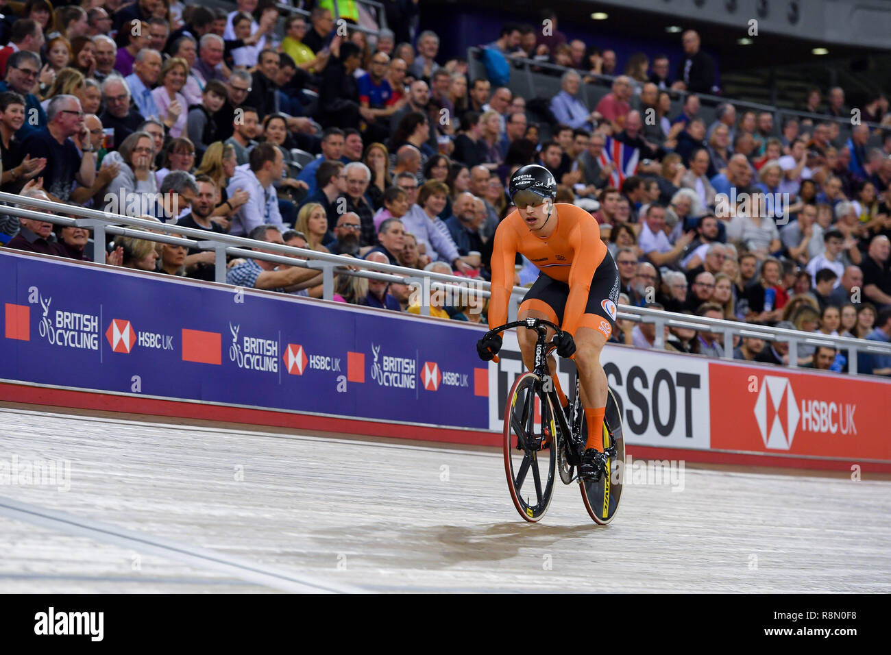 Londra, Regno Unito. Xvi Dec, 2018. Harrie Lavereysen (NED) negli uomini la sprint semifinali durante Tissot UCI ciclismo su pista World Cup IV a Lee Valley VeloPark domenica 16 dicembre 2018. Londra Inghilterra. (Solo uso editoriale, è richiesta una licenza per uso commerciale. Nessun uso in scommesse, giochi o un singolo giocatore/club/league pubblicazioni.) Credito: Taka Wu/Alamy Live News Foto Stock