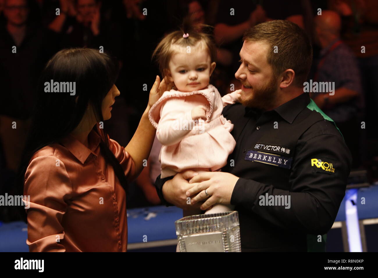 Glasgow, Scotland, Regno Unito. Xvi Dec, 2018. Home Betvictor nazioni serie Scottish Open finale di Shaun Murphy Vs Mark Williams (migliore di 17) a Emirates Arena di Glasgow. Mark Allan celebra con sua figlia Harleigh e moglie Kyla. Credito: Colin Poultney/Alamy Live News Foto Stock