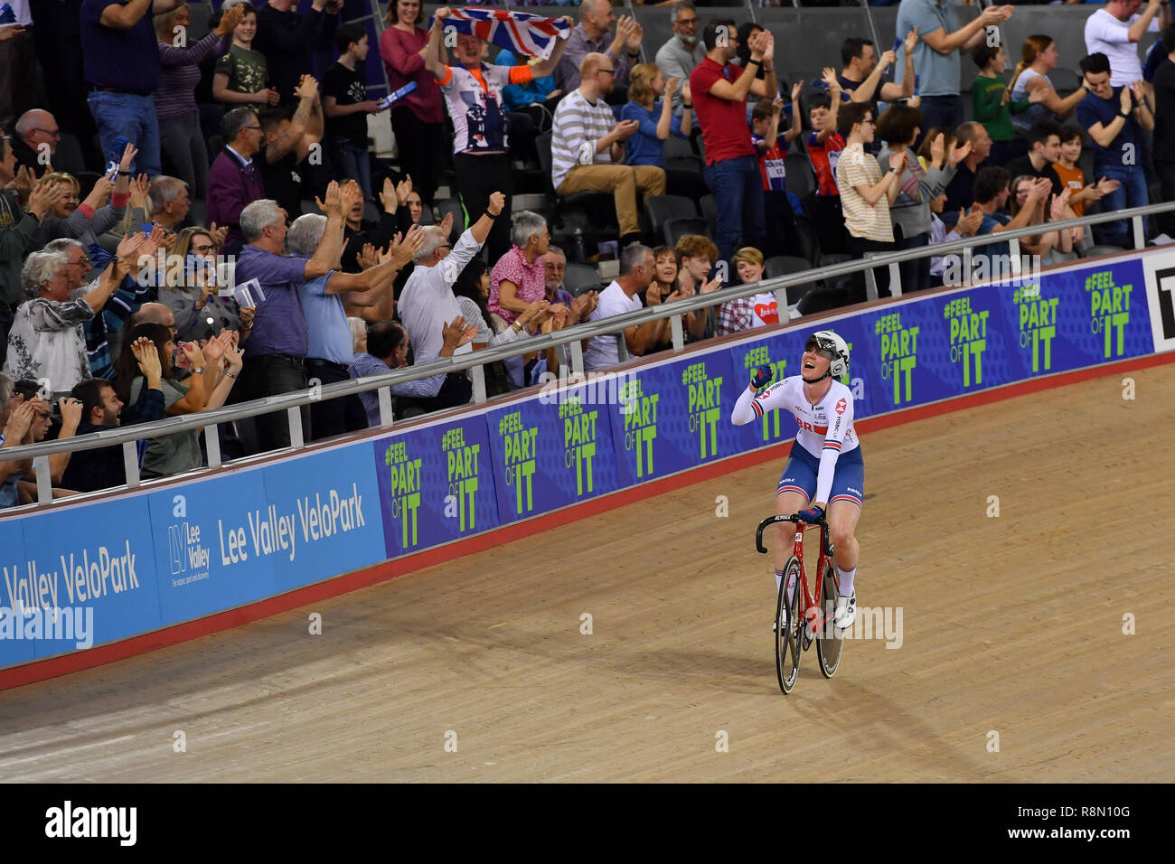 Londra, Regno Unito. Xvi Dec, 2018. Katie Archibald (GBR) festeggia dopo la vittoria delle donne Madison durante la finale Tissot UCI ciclismo su pista World Cup IV a Lee Valley VeloPark domenica 16 dicembre 2018. Londra Inghilterra. (Solo uso editoriale, è richiesta una licenza per uso commerciale. Nessun uso in scommesse, giochi o un singolo giocatore/club/league pubblicazioni.) Credito: Taka Wu/Alamy Live News Foto Stock