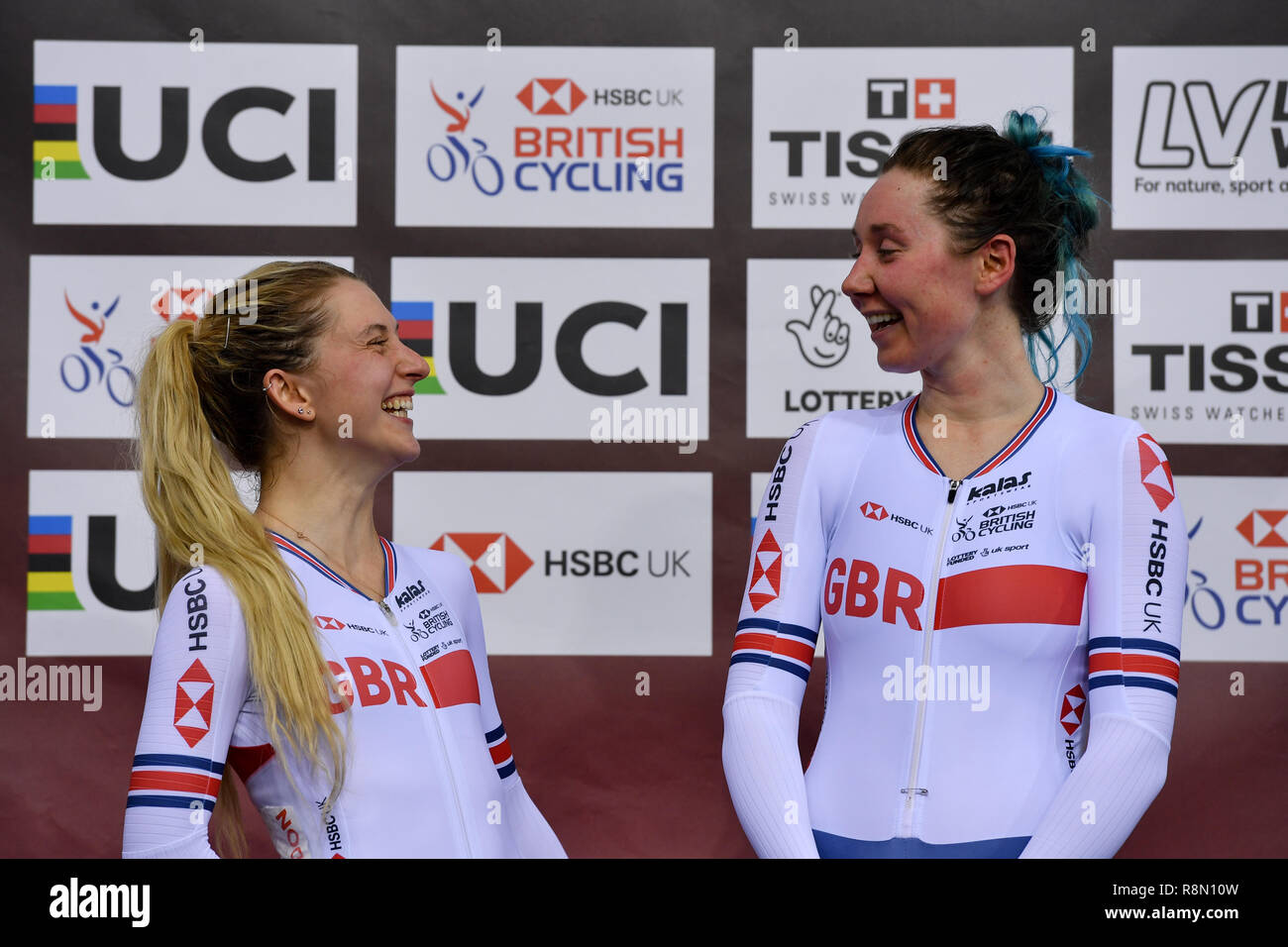 Londra, Regno Unito. Xvi Dec, 2018. Katie Archibald e Laura Kenny alla cerimonia di vittoria dopo aver vinto le donne del Madison durante la finale Tissot UCI ciclismo su pista World Cup IV a Lee Valley VeloPark domenica 16 dicembre 2018. Londra Inghilterra. (Solo uso editoriale, è richiesta una licenza per uso commerciale. Nessun uso in scommesse, giochi o un singolo giocatore/club/league pubblicazioni.) Credito: Taka Wu/Alamy Live News Foto Stock