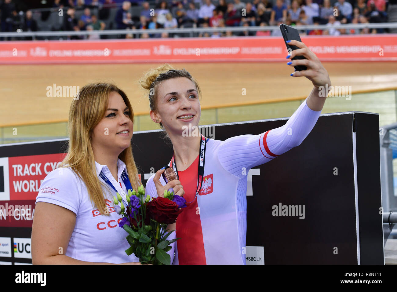 Londra, Regno Unito. Xvi Dec, 2018. Urszula Los (POL) vincitore del bronzo prende un selfie con il suo amico alla cerimonia di vittoria per le donne Keirin Finals durante Tissot UCI ciclismo su pista World Cup IV a Lee Valley VeloPark domenica 16 dicembre 2018. Londra Inghilterra. (Solo uso editoriale, è richiesta una licenza per uso commerciale. Nessun uso in scommesse, giochi o un singolo giocatore/club/league pubblicazioni.) Credito: Taka Wu/Alamy Live News Foto Stock