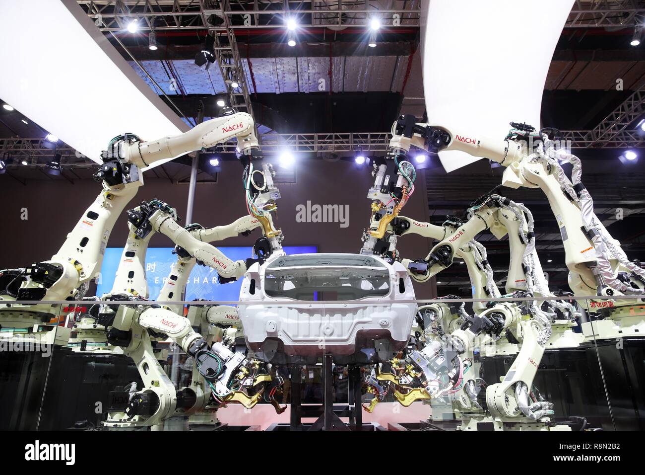 (181217) -- PECHINO, Dic 17, 2018 (Xinhua) -- bracci robotici di giapponese manufacturing company Nachi-Fujikoshi Corp. simulare il montaggio di una vettura al primo China International Import Expo (CIIE) a Shanghai in Cina orientale, nov. 6, 2018. Il commercio estero cinese è manterrà costante crescita nel 2018, come l'economia del paese postato prestazioni stabili nel mezzo di montaggio di incertezze esterne, secondo una relazione pubblicata dal ministero del Commercio. La Cina del commercio estero ha visto una rapida crescita nei primi tre trimestri, la relazione ha detto. Il paese del commercio di merci rose 11.1 per cento anno su anno di trilioni di 27.88 Foto Stock