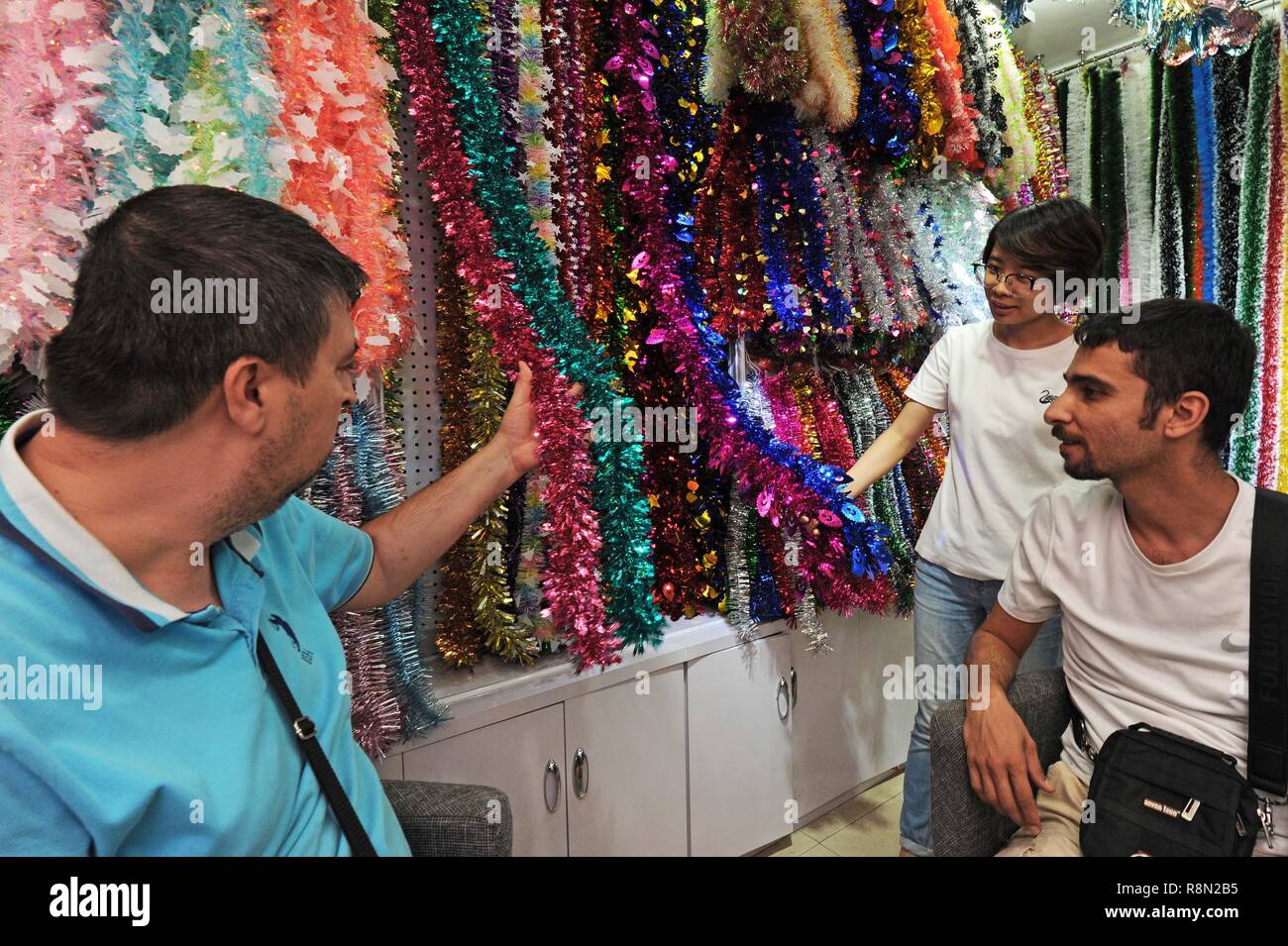 (181217) -- PECHINO, Dic 17, 2018 (Xinhua) -- due imprenditori turchi acquisto nastri di Natale presso un negozio in Yiwu Commercio Internazionale Città di Yiwu, est della Cina di Provincia dello Zhejiang, sul Sett. 10, 2018. Il commercio estero cinese è manterrà costante crescita nel 2018, come l'economia del paese postato prestazioni stabili nel mezzo di montaggio di incertezze esterne, secondo una relazione pubblicata dal ministero del Commercio. La Cina del commercio estero ha visto una rapida crescita nei primi tre trimestri, la relazione ha detto. Il paese del commercio di merci rose 11.1 percento di anno in anno a 27.88 mille miliardi di yuan (circa 4 trilioni di U.S. Foto Stock