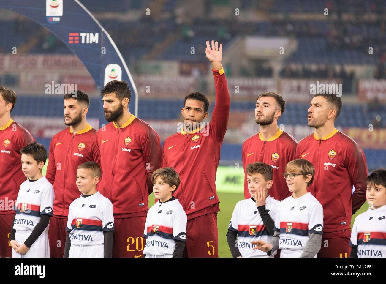 Roma, Italia. Xvi Dec, 2018. Juan Gesù di come Roma visto saluto i loro fan prima della partita tra Roma e Genova CFC presso lo Stadio Olimpico. (Punteggio finale Roma 3 - 2 Genova) Credito: SOPA Immagini limitata/Alamy Live News Foto Stock