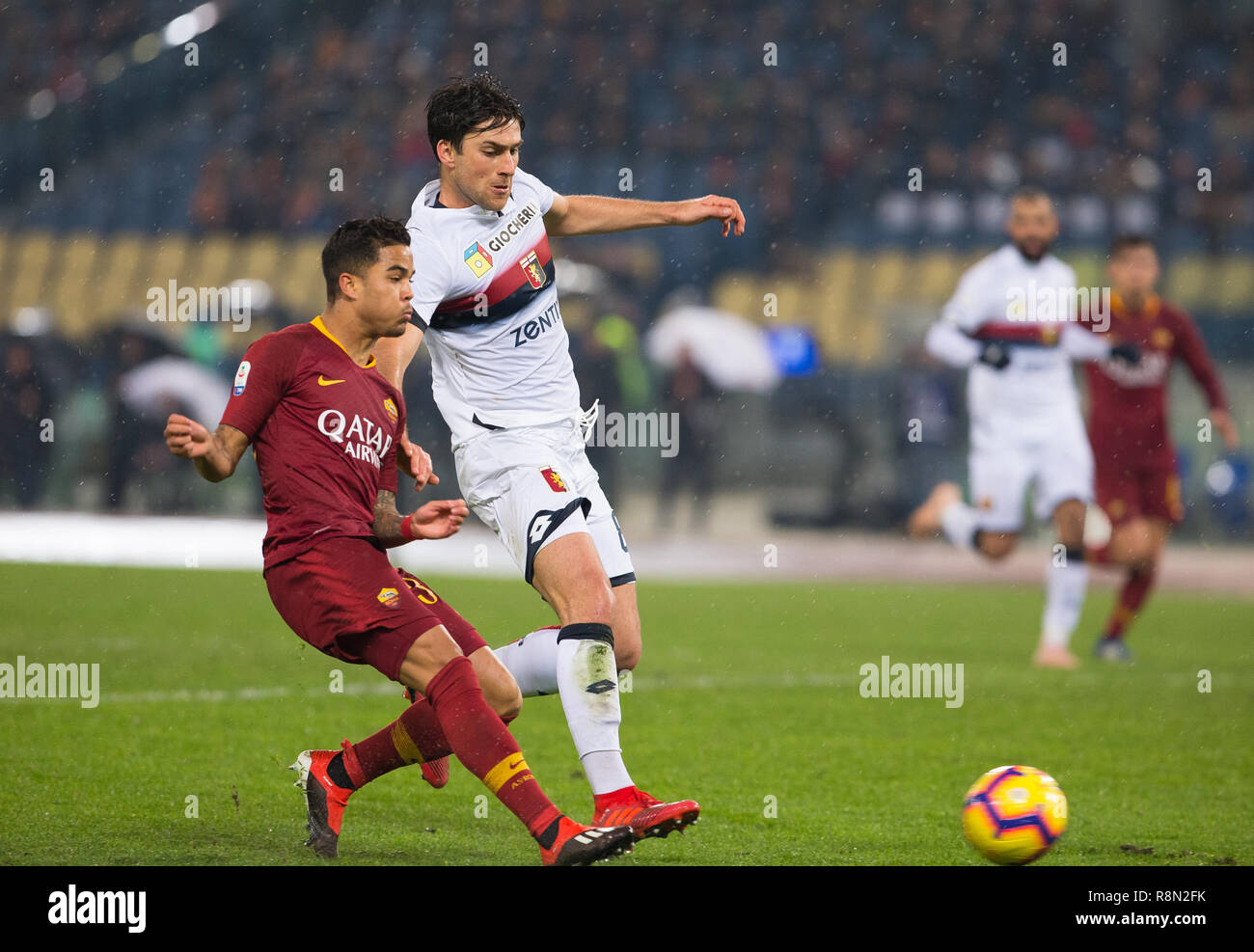Roma, Italia. Xvi Dec, 2018. Justin Kluivert di come Roma visto in azione durante la serie di una partita di calcio tra la Roma e Genova CFC presso lo Stadio Olimpico. (Punteggio finale Roma 3 - 2 Genova) Credito: SOPA Immagini limitata/Alamy Live News Foto Stock