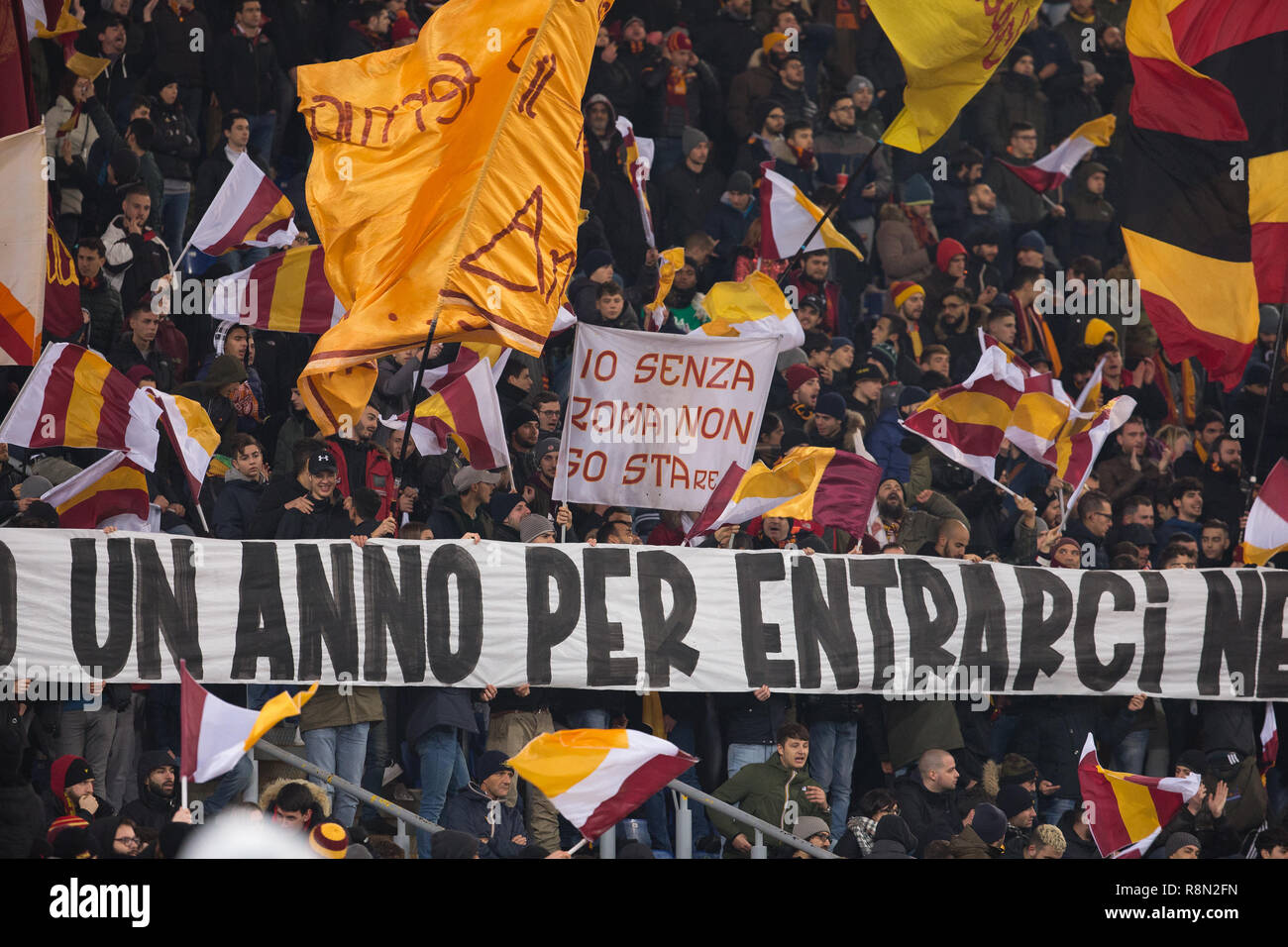 Roma, Italia. Xvi Dec, 2018. I sostenitori di come Roma sono visto in azione durante la serie di una partita di calcio tra la Roma e Genova CFC presso lo Stadio Olimpico. (Punteggio finale Roma 3 - 2 Genova) Credito: SOPA Immagini limitata/Alamy Live News Foto Stock