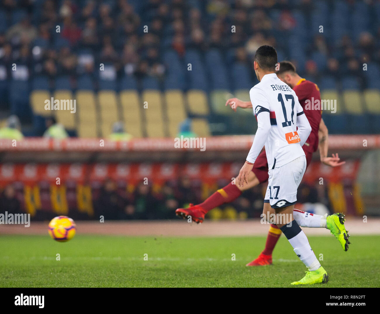 Roma, Italia. Xvi Dec, 2018. Bryan Cristante di come Roma visto in azione durante la serie di una partita di calcio tra la Roma e Genova CFC presso lo Stadio Olimpico. (Punteggio finale Roma 3 - 2 Genova) Credito: SOPA Immagini limitata/Alamy Live News Foto Stock
