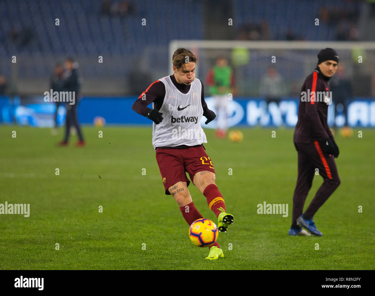 Roma, Italia. Xvi Dec, 2018. Nicolò Zaniolo di come Roma visto in fase di riscaldamento prima della serie di una partita di calcio tra la Roma e Genova CFC presso lo Stadio Olimpico. (Punteggio finale Roma 3 - 2 Genova) Credito: SOPA Immagini limitata/Alamy Live News Foto Stock