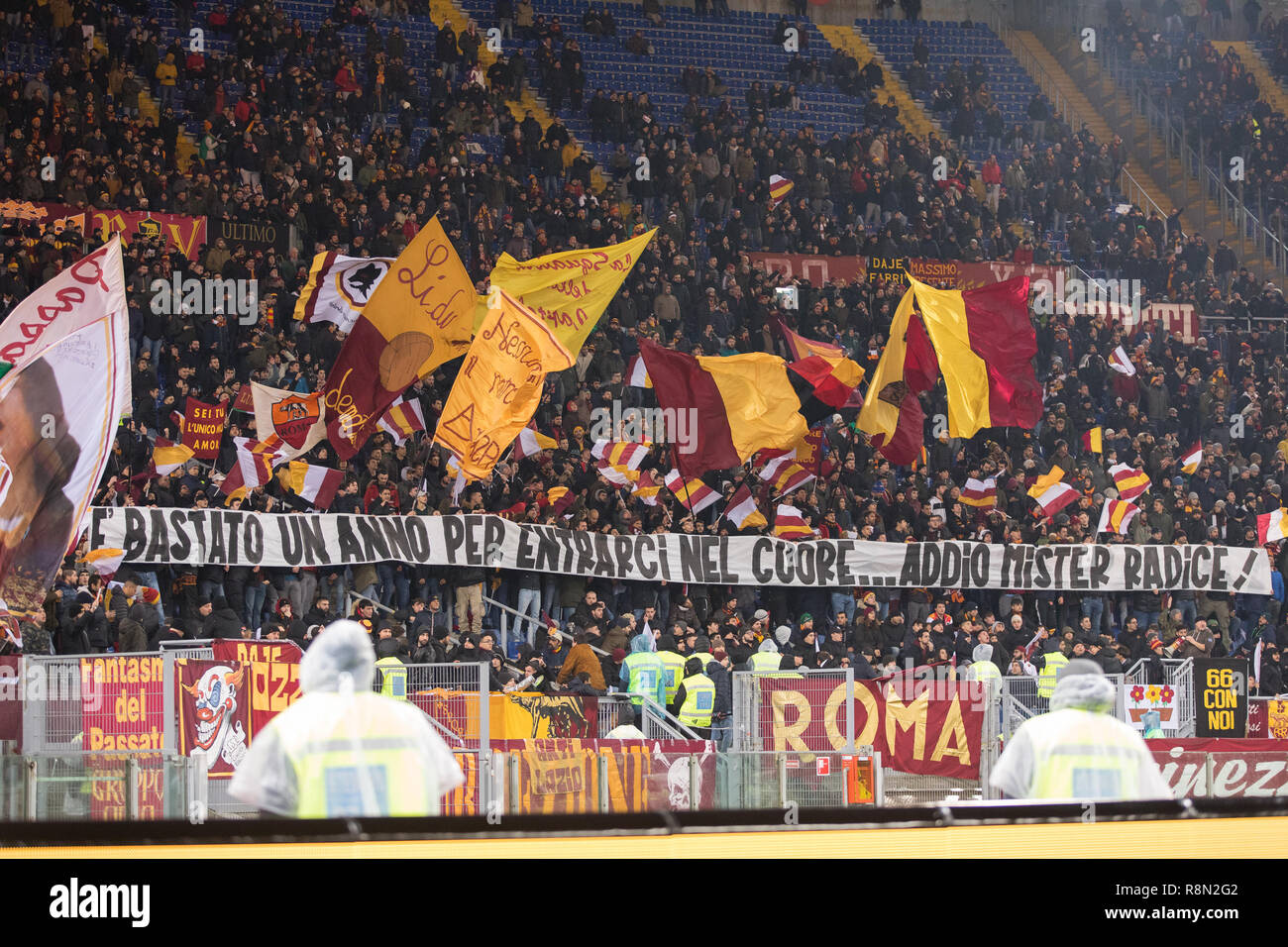 Roma, Italia. Xvi Dec, 2018. I sostenitori di come Roma sono visto in azione durante la serie di una partita di calcio tra la Roma e Genova CFC presso lo Stadio Olimpico. (Punteggio finale Roma 3 - 2 Genova) Credito: SOPA Immagini limitata/Alamy Live News Foto Stock