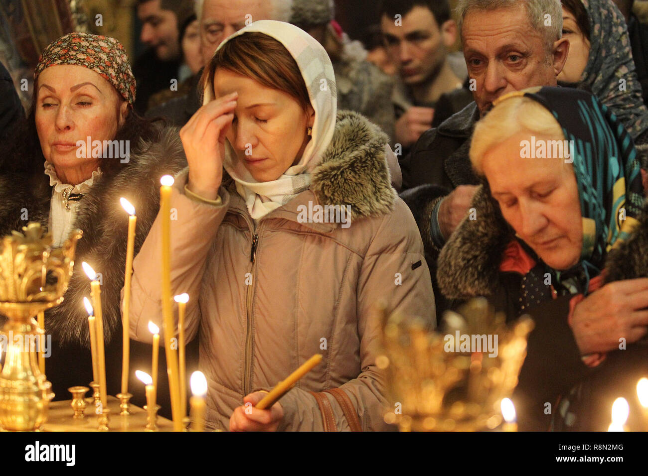 Kiev, Ucraina. Xvi Dec, 2018. I credenti sono visti pregare durante la prima Liturgia preghiere della nuova-eletto capo della Chiesa Ortodossa Ucraina Chiesa metropolita Epifaniy (non visibile) a Michael Golden-Domed della Cattedrale di Kiev. Unificazione il Consiglio ha approvato la Carta dell'Ucraina locale Chiesa Ortodossa e selezionati Metropolitan Epifaniy come il nuovo capo della Chiesa Ortodossa Ucraina Chiesa di Kiev. Credito: SOPA Immagini limitata/Alamy Live News Foto Stock