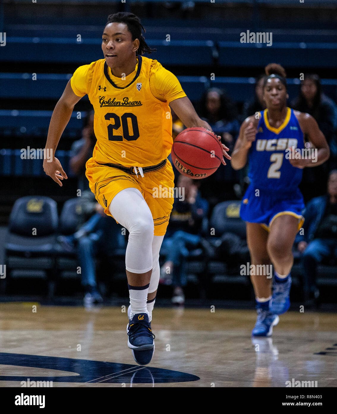 Hass Pavilion Berkeley CALIFORNIA, STATI UNITI D'AMERICA. Xvi Dec, 2018. U.S.A. California guard Mo Mosley (20) ha segnato 8 punti porta la palla in alto tribunale durante il NCAA donna gioco di basket tra UC Santa Barbara Gauchos e la California Golden Bears 69-84 vincere a Hass Pavilion Berkeley in California Thurman James/CSM/Alamy Live News Foto Stock