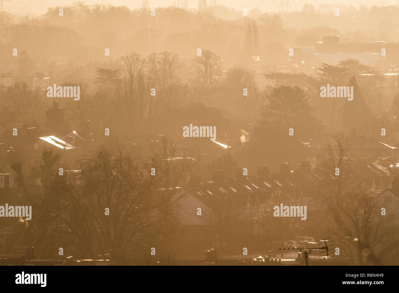 Londra, Regno Unito. Xvii Dec, 2018. Wimbledon immerso nella luce del sole invernale in un freddo mattino luminoso Credit: amer ghazzal/Alamy Live News Foto Stock
