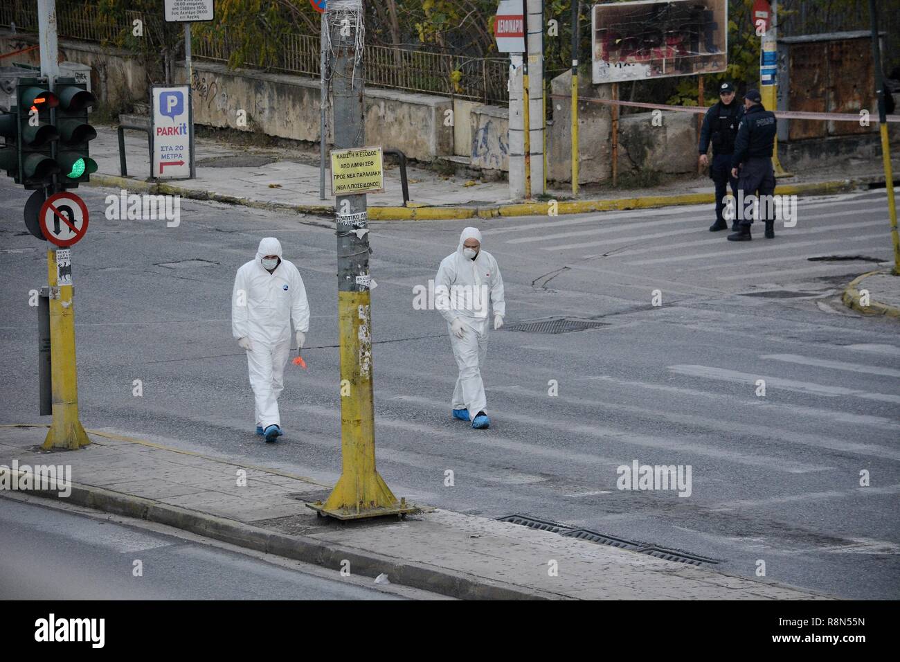 Atene, Grecia. Xvii Dec, 2018. Greco esperti forensi visto studiando la scena dopo una bomba è esplosa al di fuori della Skai stazione televisiva in Faliro, Atene. Credito: SOPA Immagini limitata/Alamy Live News Foto Stock