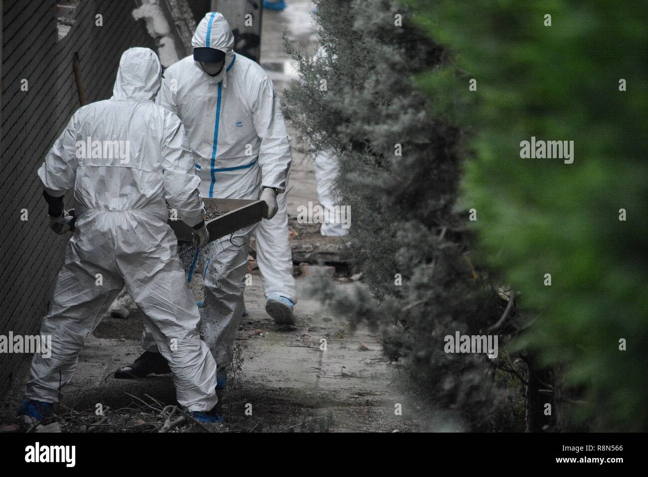 Atene, Grecia. Xvii Dec, 2018. Greco esperti forensi visto studiando la scena dopo una bomba è esplosa al di fuori della Skai stazione televisiva in Faliro, Atene. Credito: SOPA Immagini limitata/Alamy Live News Foto Stock