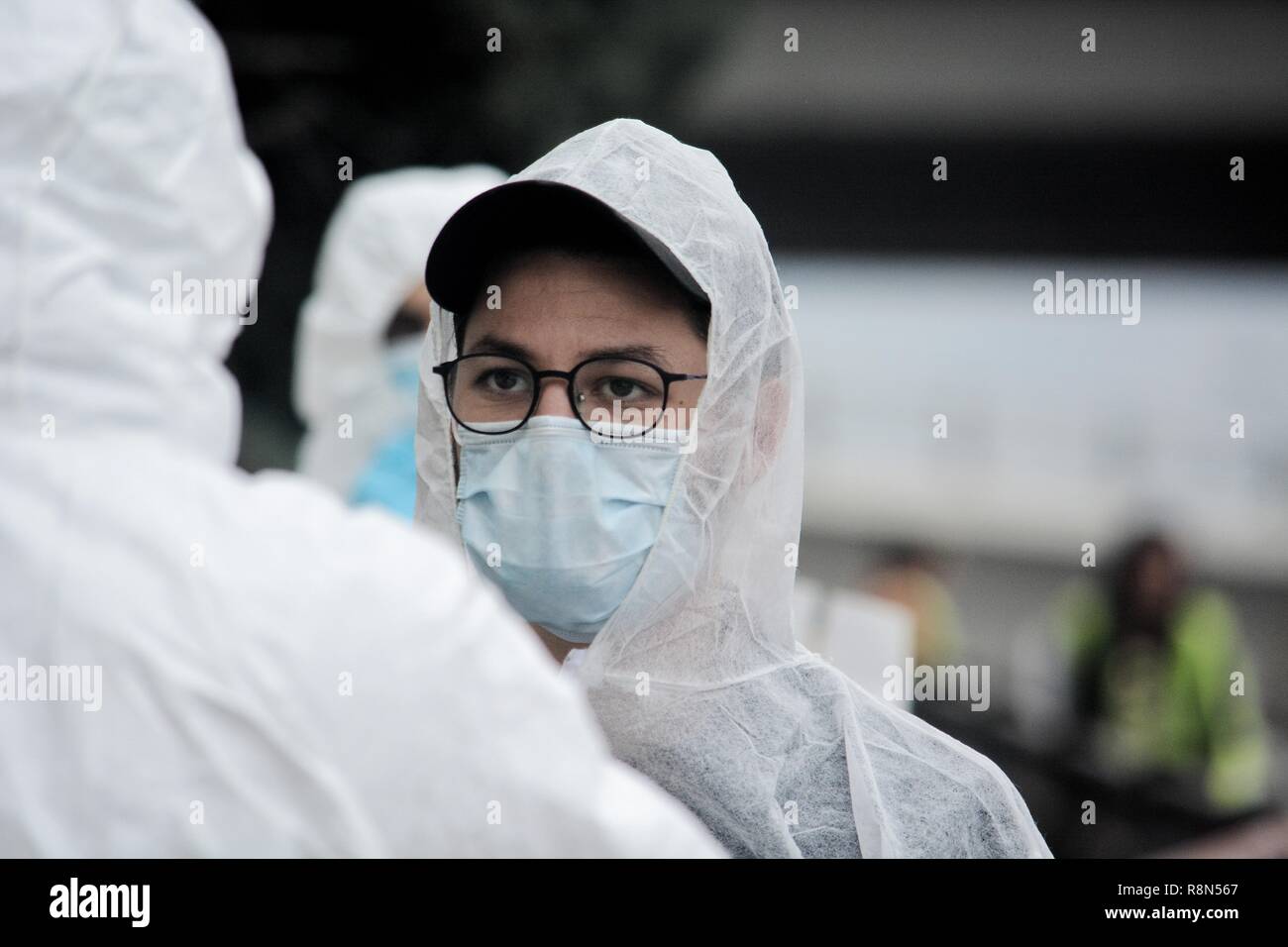 Atene, Grecia. Xvii Dec, 2018. Greco esperti forensi visto studiando la scena dopo una bomba è esplosa al di fuori della Skai stazione televisiva in Faliro, Atene. Credito: SOPA Immagini limitata/Alamy Live News Foto Stock