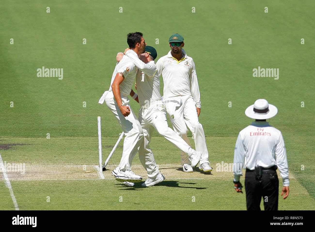 Optus Stadium, Perth, Australia. Xvii Dec, 2018. Internazionale della serie di Test Cricket, Australia contro India, seconda prova, giorno 4; Mitch di Starc l Australia celebra il paletto di KL Rahul dell India nel primo oltre di Indias secondo inning Credito: Azione Sport Plus/Alamy Live News Foto Stock