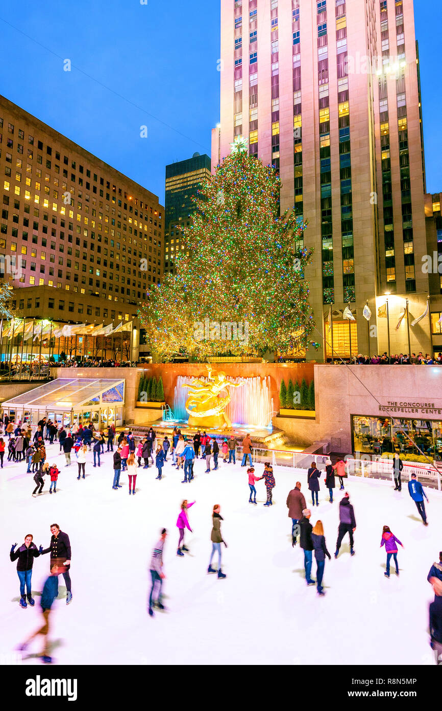 Natale a New York Rockefeller Plaza Pista di Pattinaggio su ghiaccio albero di Natale Foto Stock