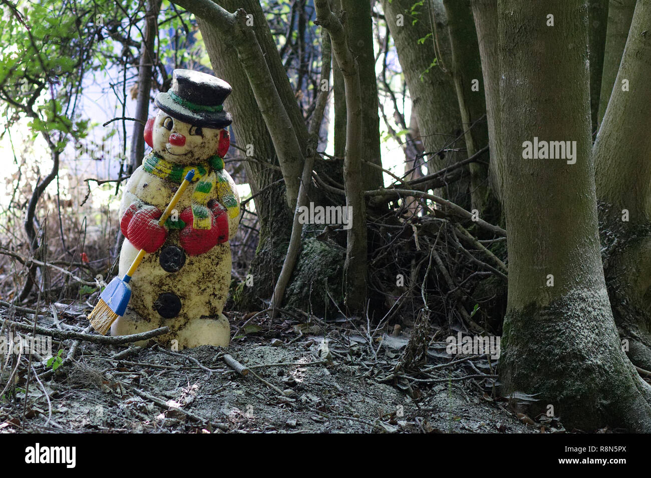 Dirty old pupazzo statua nella foresta Foto Stock