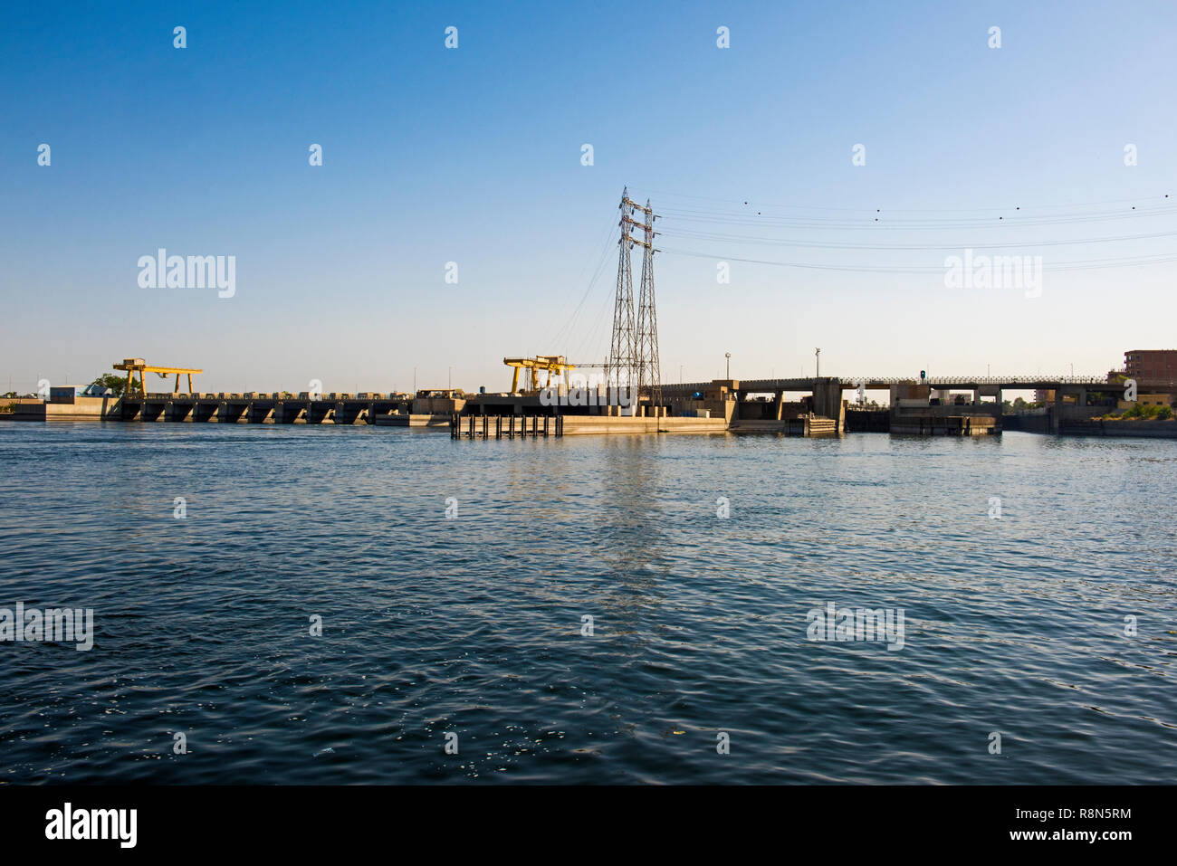 Vista del paesaggio attraverso grandi ampio fiume Nilo in Egitto con la diga di Edfu e bloccare Foto Stock