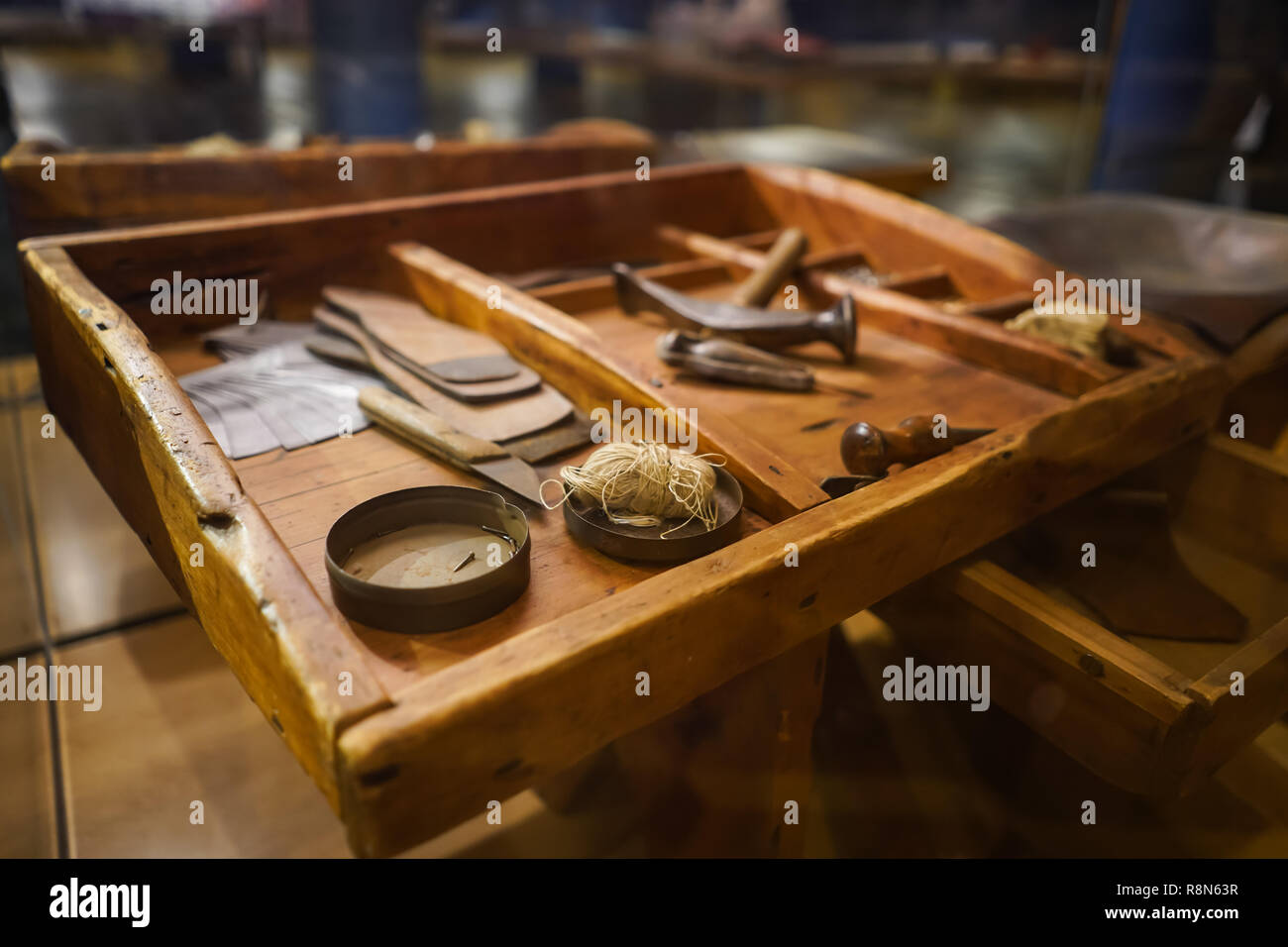 Collezione di strumenti per realizzare scarpe nei vecchi giorni Foto Stock