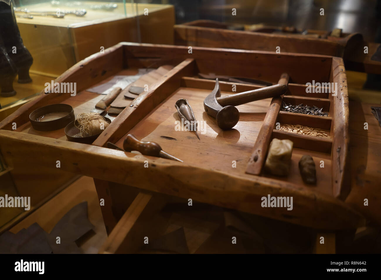 Collezione di strumenti per realizzare scarpe nei vecchi giorni Foto Stock