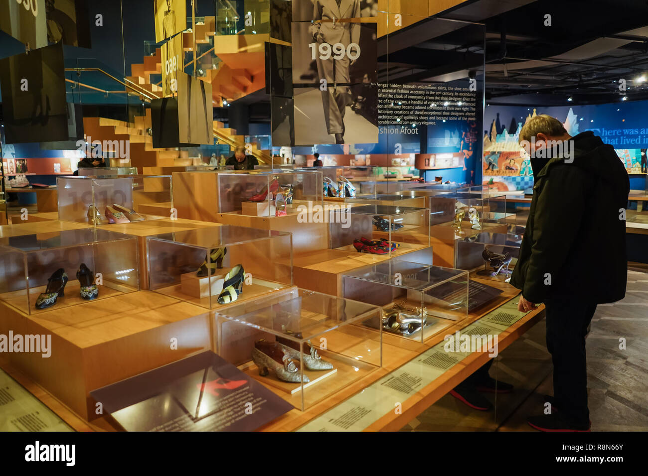 Uomo che guarda la calzatura viene visualizzato all'interno di Bata Shoe Museum di Toronto in Canada Foto Stock