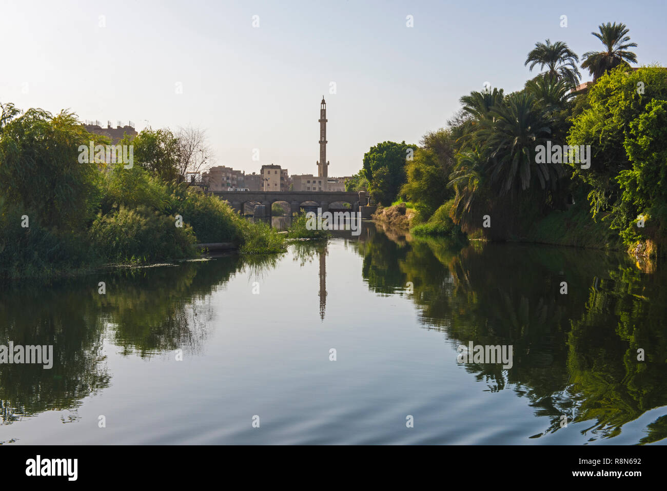 Vista sul grande fiume Nilo in Egitto in Edfu attraverso il paesaggio rurale paesaggio con la moschea e la città Foto Stock