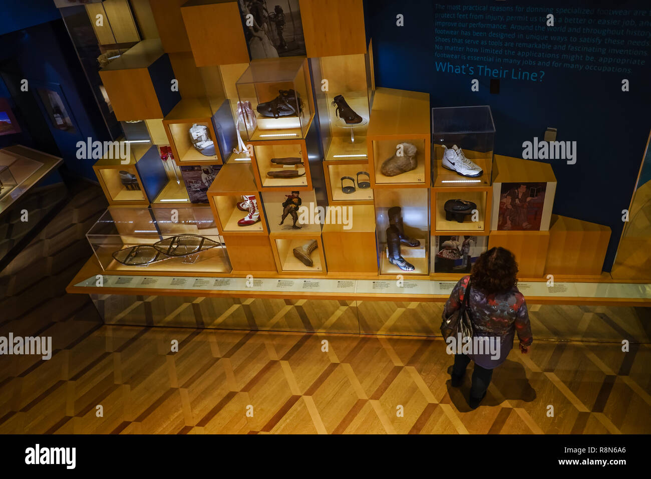 Visitatori femmina nella parte anteriore del display in vetro di scarpe di Bata Shoe Museum in Canada Foto Stock