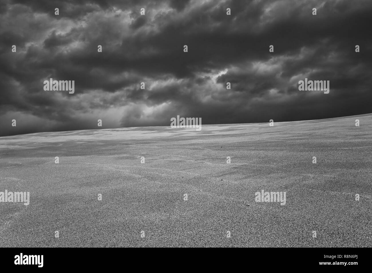 Nuvoloso dune del mare prima della tempesta. Convertito in bianco e nero. Foto Stock