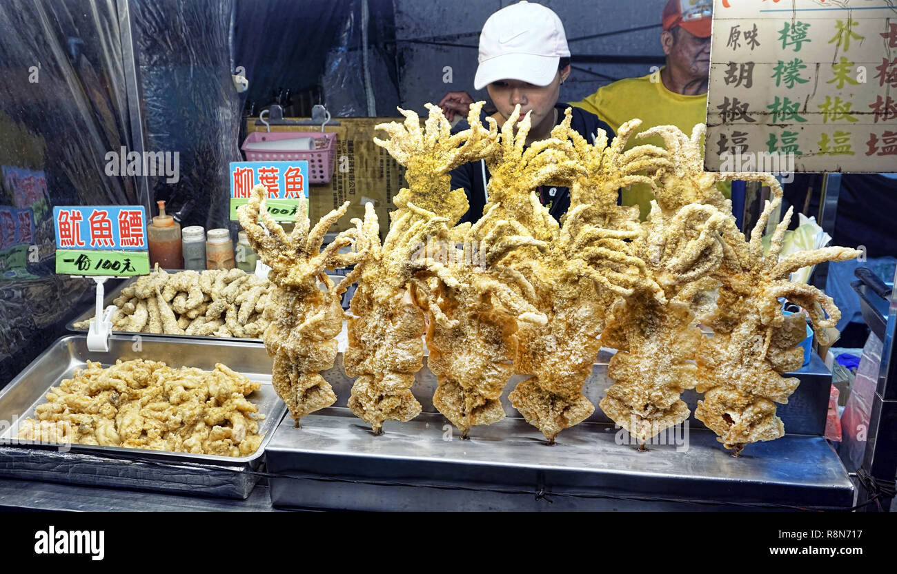Taipei, Taiwan - Dic. 8,2018 freschi calamari fritti al famoso mercato notturno in Taiwan. Foto Stock