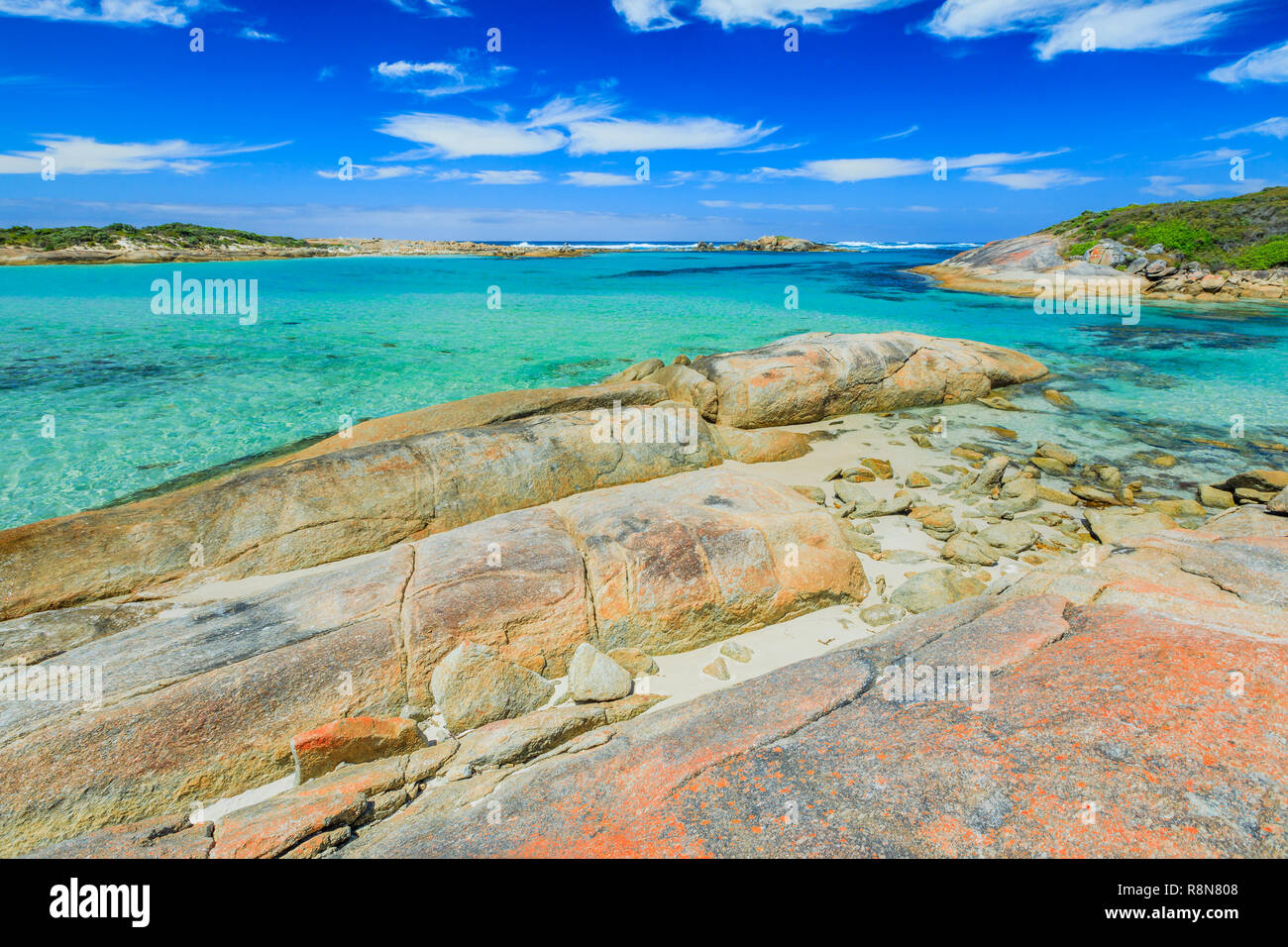 William Bay NP, la Danimarca e la Regione di Albany, Western Australia. In acque protette di Madfish baia circondata da formazioni rocciose. Corsa popolare destinazione estiva in Australia. Foto Stock