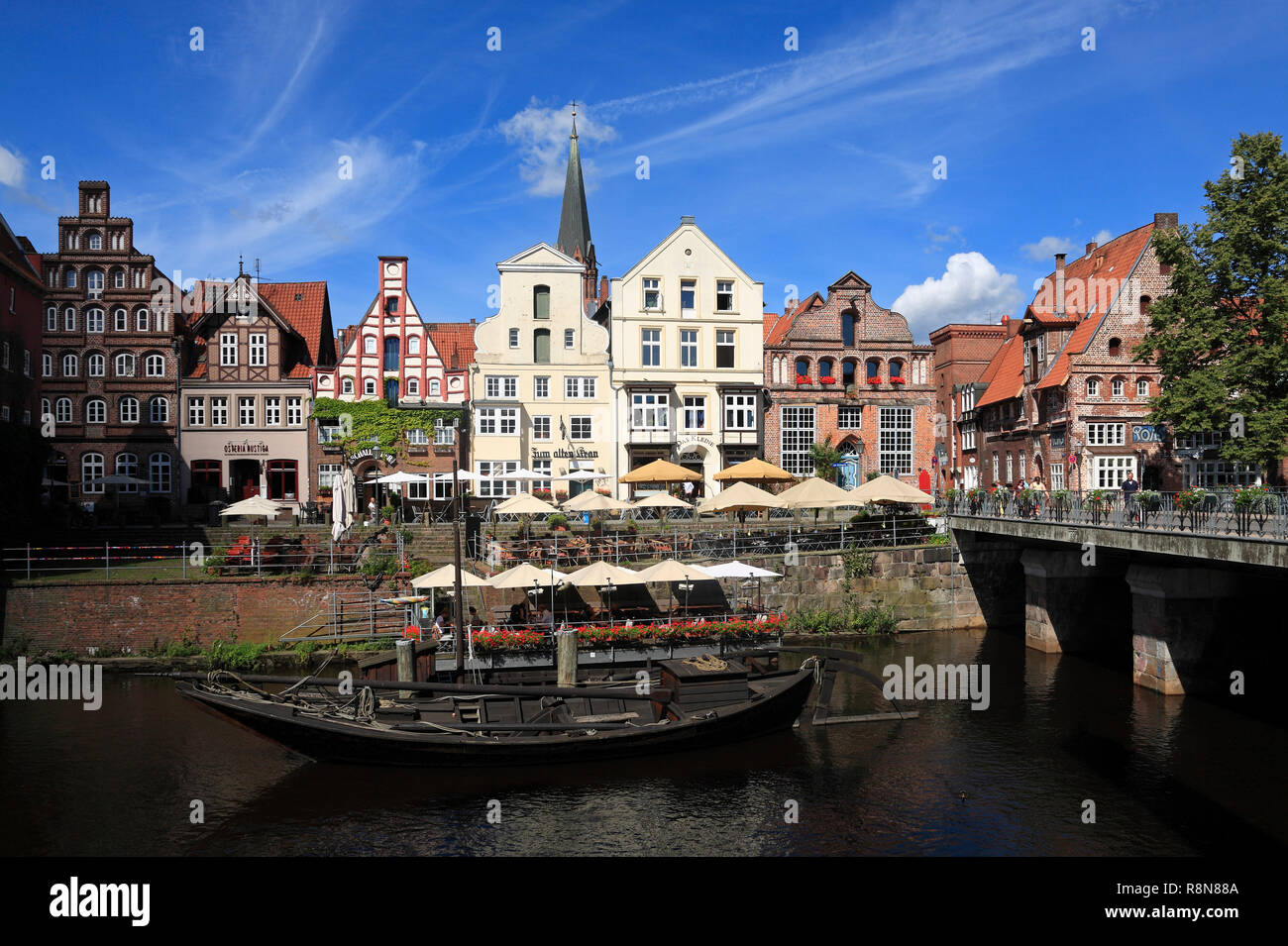 Vecchia nave sale sul fiume Ilmenau, porto quarto a Stintmarkt, Lüneburg, Lueneburg, Bassa Sassonia, Germania, Europa Foto Stock