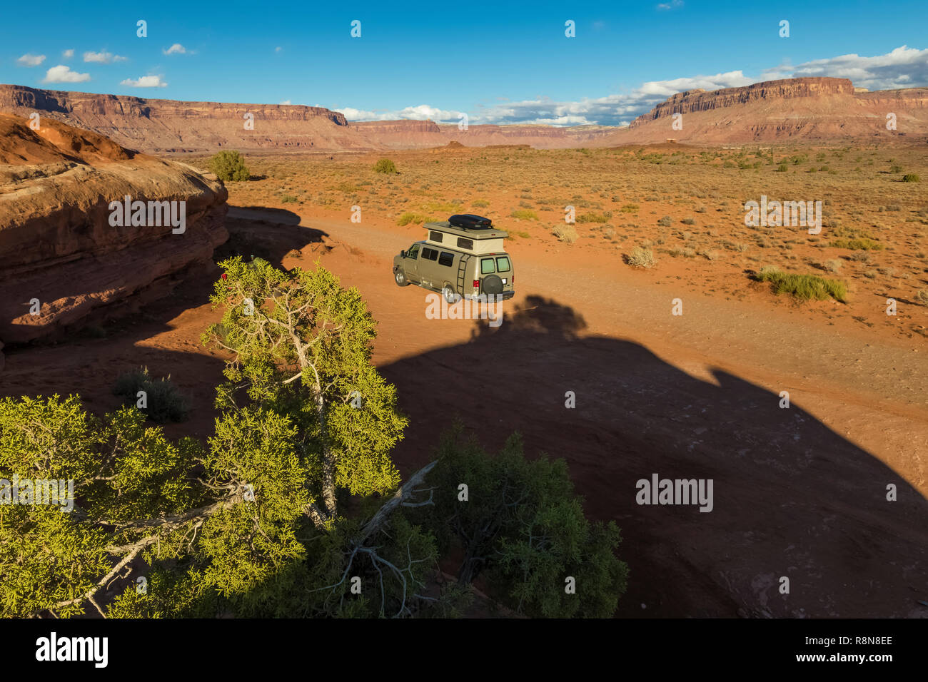 Sportsmobile van si accamparono a Hamburger Rock Campeggio, una struttura BLM appena fuori dal Parco Nazionale di Canyonlands, Utah, Stati Uniti d'America Foto Stock