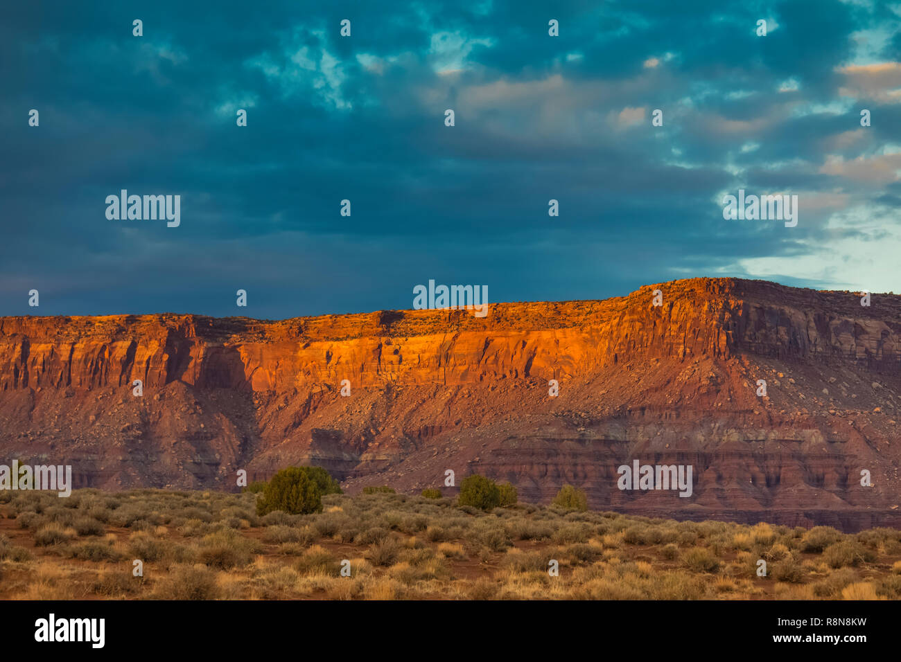 Vista al tramonto del incandescente mesas intorno a Hamburger Rock Campeggio, una struttura BLM appena fuori dal Parco Nazionale di Canyonlands, Utah, Stati Uniti d'America Foto Stock