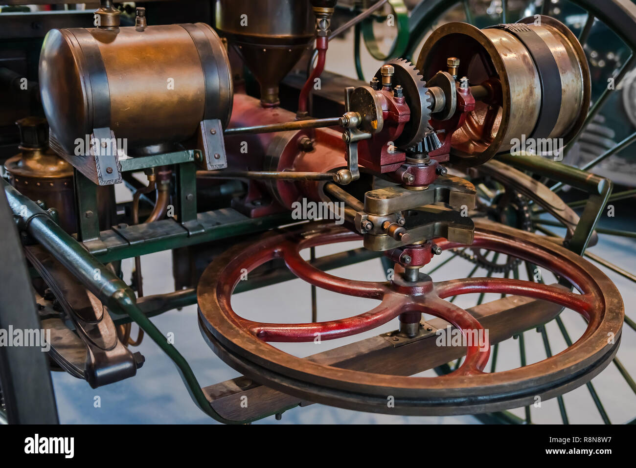 Il motore del carrello che si muove senza un cavallo. Vista posteriore di un vecchio carrello. Primo carrello senza un cavallo Foto Stock