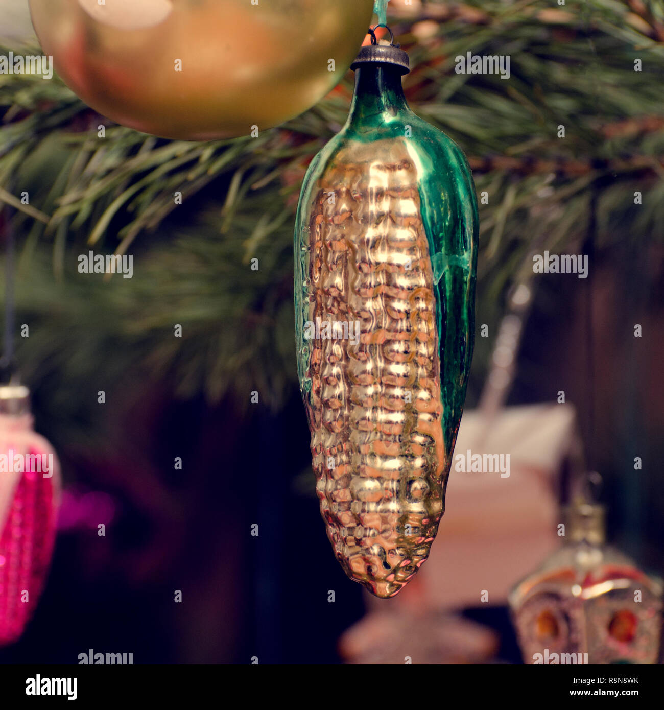 Vecchia Russia Sovietica Natale e Anno nuovo decor e su un abete del ramo. Mais giallo realizzato in vetro. Foto Stock