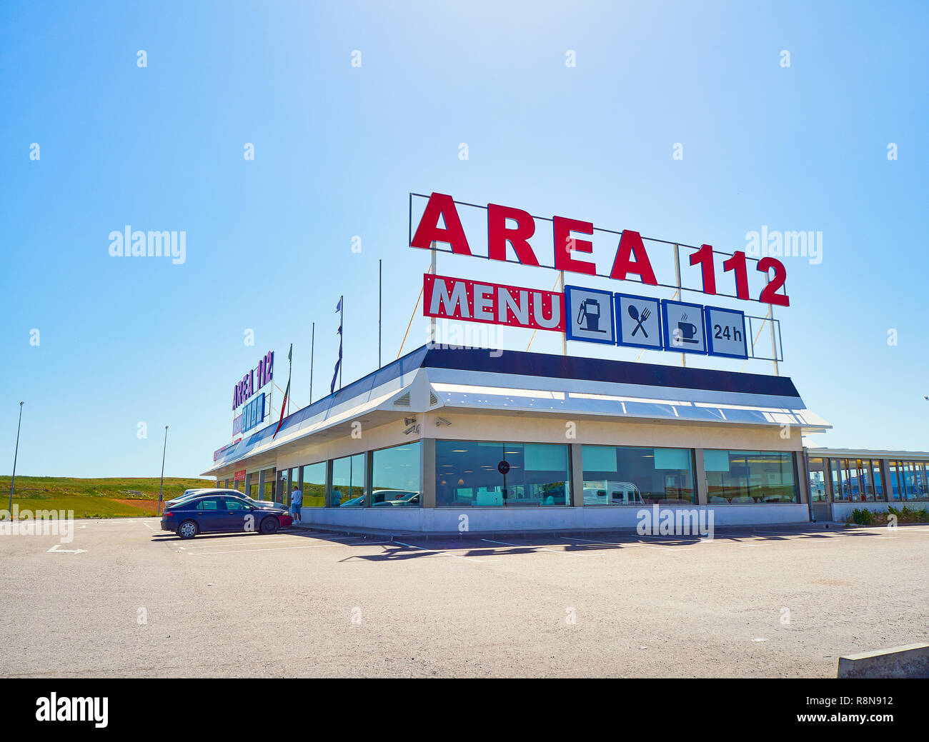 Diner di una stazione di servizio su una autostrada europea a sanny giorno. Foto Stock